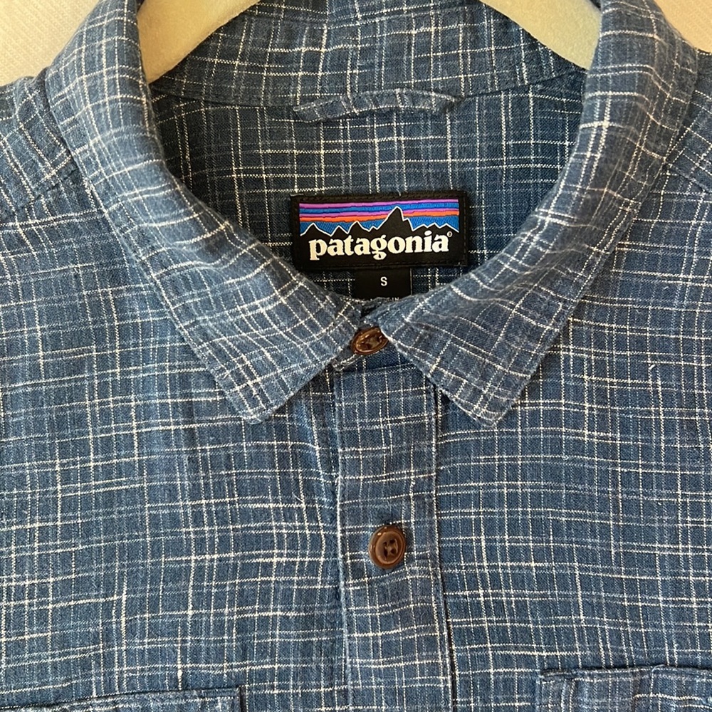 Patagonia Men’s size small short sleeve button front shirt.